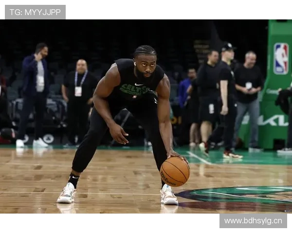 杰伦·布朗稳定三分威胁提升球队关键时刻得分效率