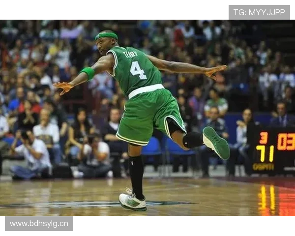 贾森·特里利用无球跑动提升三分效率，拉开球队进攻空间